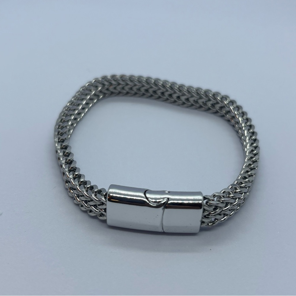 Women’s Woven Metal Bracelet – 21cm Magnetic Clasp – Silver Chain Style Look